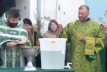 Націоналіста Добкіна помітили за новим заняттям: прислужував в УПЦ МП (відео)