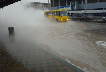 Бульвар Міхновського в Києві залило окропом, все оповите парою (фото, відео)
