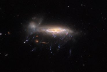 Hubble сфотографировал загадочную галактику с щупальцами (фото)