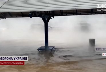 Наче у тумані: біля метро "Дружби народів" машини "пливуть" в окропі