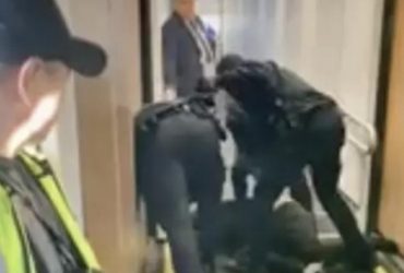 Чоловіка вигнали з літака через його прохання (фото)