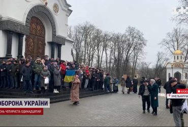 Штовханина та лайка: на Хмельниччині прихильники МП взяли в облогу собор