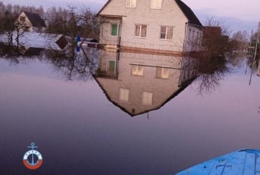 Потоп под беларуским Гомелем: из-за прорыва дамбы эвакуировали людей (фото)
