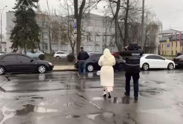 Одиозную провокаторшу из УПЦ МП повезли на допрос в СБУ (фото, видео)