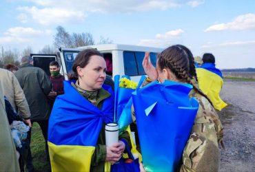 Украина вернула домой 100 военнопленных: среди них защитники Мариуполя и Гостомеля