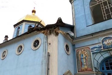 Ничего святого: накануне Пасхи россияне обстреляли церковь в Херсоне (видео)