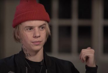 Російський репер Pharaoh жбурнув кросівок у натовп фанатів: прилетіло в голову дівчини