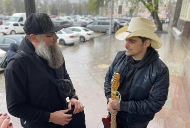 В Киев приехал кантри-музыкант Брэд Пейсли и спел Червону руту (видео)