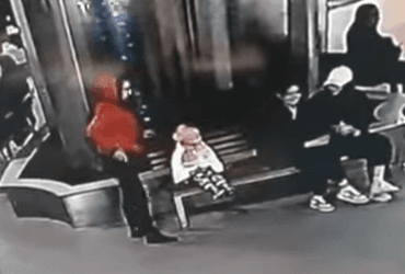 Мама привела і сказала чекати: у ТЦ Житомира знайшли маленьку дитину (відео)