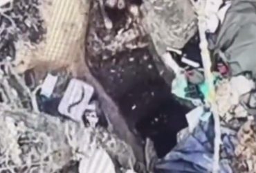 Розуму вистачило: солдат РФ застрибнув в окоп з гранатою і розірвався (відео)
