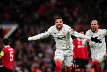 Манчестер Юнайтед двічі за матч забив сам собі і втратив перемогу над Севільєю в 1/4 фіналу ЛЄ (відео)