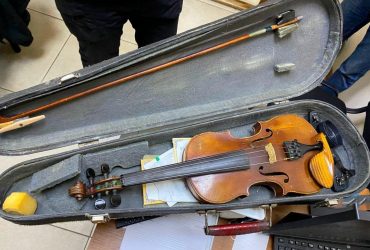 Пограничники не дали вывезти за границу старинную скрипку Страдивари (фото)