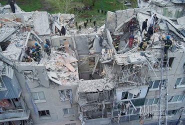 У Слов'янську з-під завалів зруйнованого ударом РФ будинку дістали дитину