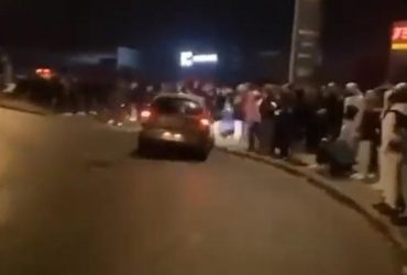 У Франції автомобіль на величезній швидкості врізався в натовп (відео)