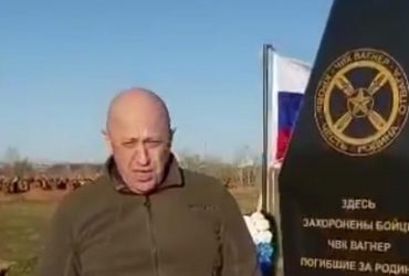 Пригожин відкрив пам'ятник вагнерівцям на тлі незліченних могил (відео)