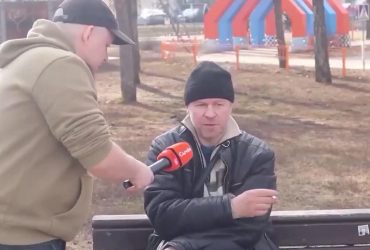 У РФ бомж порився в смітнику й заявив, що все одно любить Путіна (відео)