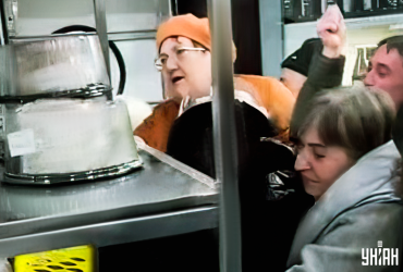 Російські дикуни влаштували радісну тисняву в магазині через паски (відео)