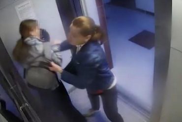 У ліфті багатоповерхівки Краснодара мати накинулася з кулаками на дочку через зачіску (відео)