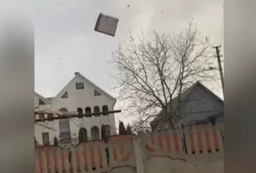 Ураган на Буковине наделал беды: в небе летали куски крыш (видео)