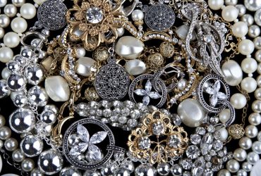 Приносит бедность и печаль: каким знакам Зодиака нельзя носить серебро