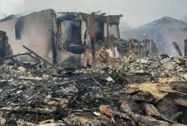 На месте авиаудара в Волчанске из-под завалов достали тела мужчины и женщины (фото)