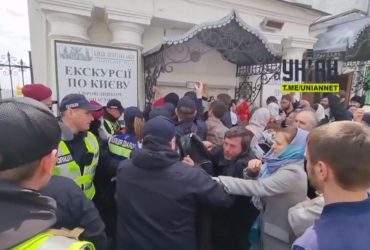 Сутички у лаврі: прихожани МП побились з поліцією і зламали печатку одного з корпусів (відео)