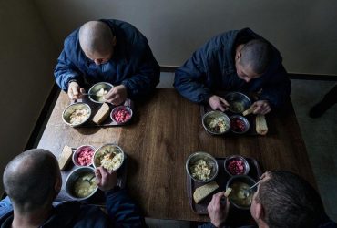 Есть все, но до сих пор верят в победу РФ: появились новые кадры из лагеря для пленных оккупантов