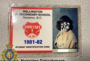 Через десятки років жінці повернули річ з її вкраденої сумочки (фото)