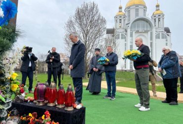 Генеральный секретарь НАТО Йенс Столтенберг посетил Бучу (фото)