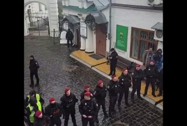 Прихожане УПЦ МП снова устроили поединок с полицией за Лавру (видео)