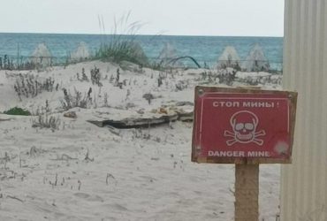Курортний сезон близько: на пляжах Криму з'явилися таблички Стоп міни - соцмережі