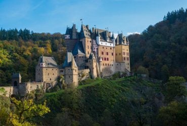 Через изумрудный лес и город-призрак в старинный немецкий замок Эльц