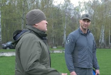 Владимир Кличко и волонтеры Украинской команды привезли броневик бойцам 204-го батальона