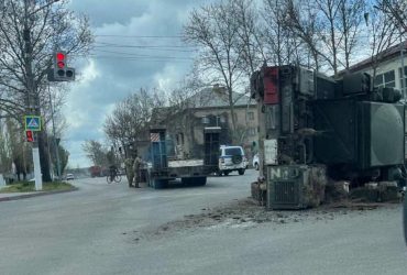 Россияне в Мелитополе перевернули установку ПВО: не разминулись с асфальтом (фото)