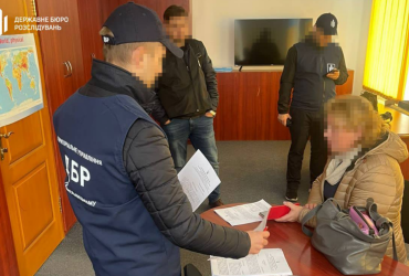 РФ веде визвольну боротьбу: у Житомирі посадовиця ліцею чекала на руській мір (фото)