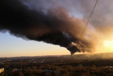 В Подмосковье – сильный пожар на заводе: россияне жалуются на ядовитый дым (видео)