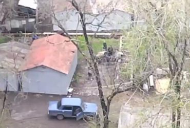 Який народ, такі й звички: в окупованому Маріуполі ріжуть баранів посеред вулиці (відео)