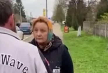 В Житомирской области прихожанка УПЦ МП испортила знак погибшим на войне детям (видео)