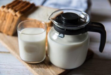 Ви робили це неправильно: як кип'ятити молоко без пригоряння та плівки