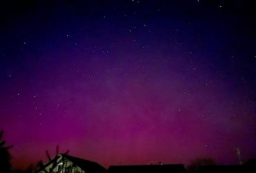 У небі над Україною помітили дивне сяйво яскраво-рожевого кольору (фото)