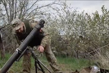 Украинские снаряды эффективно разносят позиции россиян под Горловкой (видео)