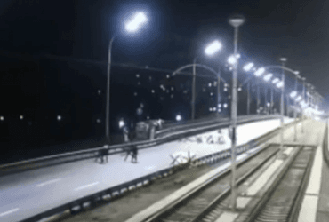 Жуткое ДТП прямо на блокпосте: в Киеве авто на скорости сбило военного (видео)