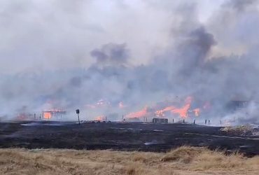 Загорівся комбінат, вогонь перекинувся на будинки: в РФ сталася масштабна пожежа (відео)