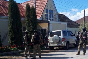 В Крыму оккупанты ворвались с обыском к правозащитнику Джеппарову и забрали его