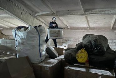 У Львівській області знайшли величезний склад з гумдопомогою невідомого походження (фото)