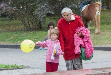 Б'є і хоче довести до самогубства: з'явилися деталі вилучення доньки у найстаршої мами України