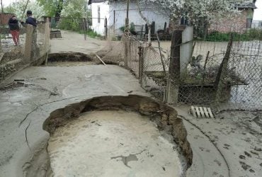 Во Львовской области внезапно из-под земли забили гейзеры с газом и водой