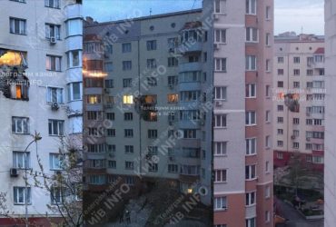 Обломки российской ракеты попали в многоэтажку в Украинке Киевской области (фото)
