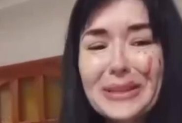 Мешканка Умані в сльозах показала свій будинок після влучання ракети РФ (відео)