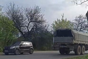 БК і артилерія: у Маріуполі зафіксували рух колони техніки окупантів (відео)